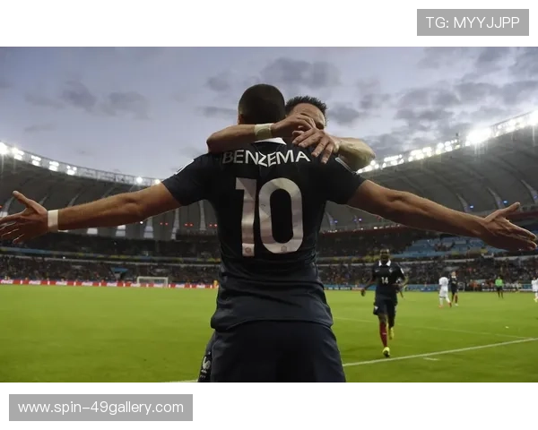 足球球星夹袋高清大图展示，感受明星球员的魅力与运动激情